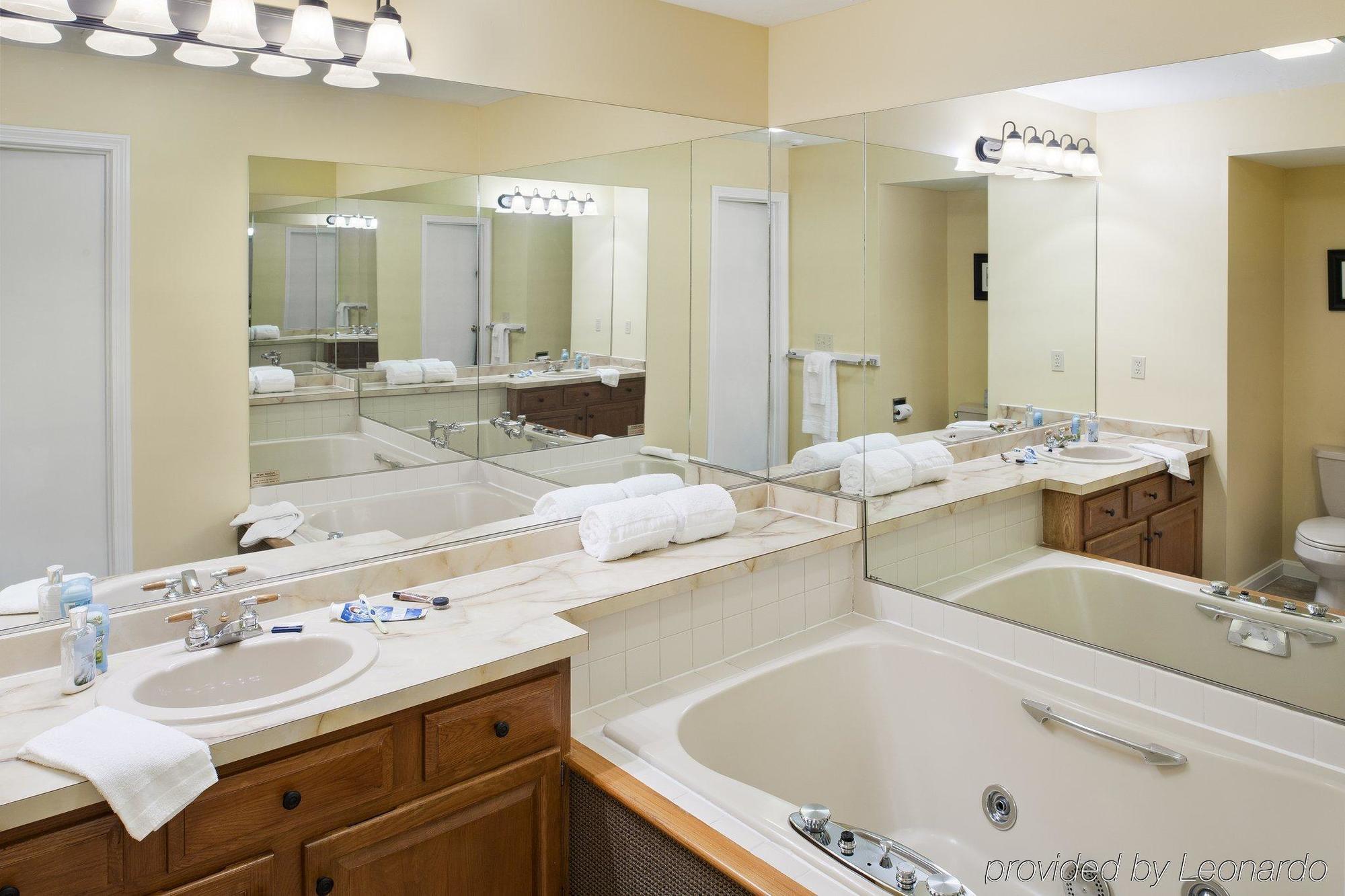 The Summit Resort Weirs Beach Room photo