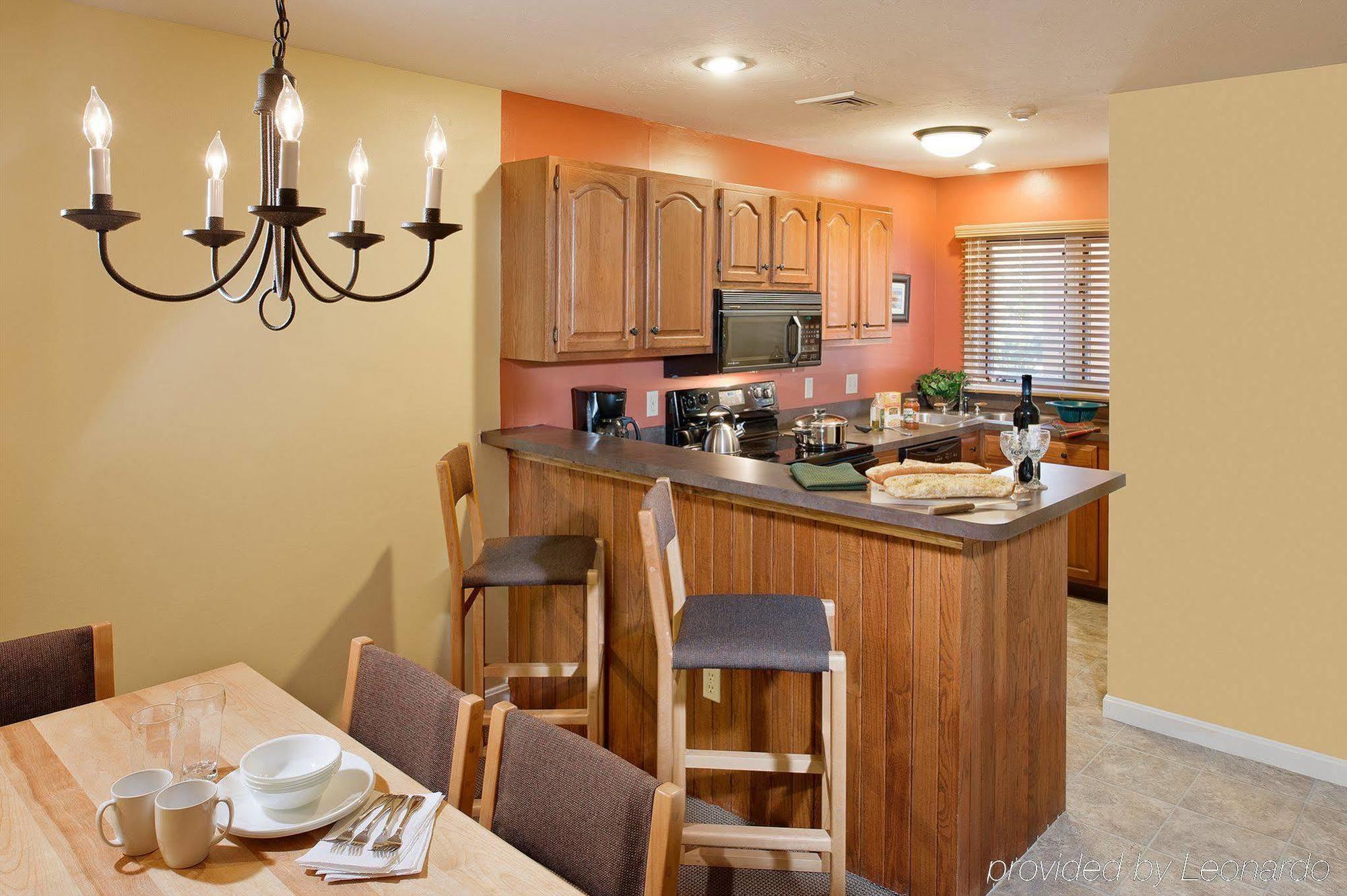 The Summit Resort Weirs Beach Room photo